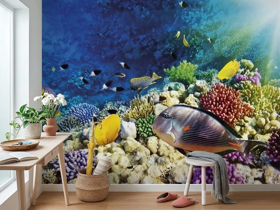 Fototapeta z kolorowymi rybami na tle rafy koralowej i błękitnego oceanu - widok na ścianę w przedpokoju