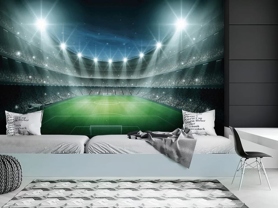Fototapeta z oświetlonym stadionem piłkarskim nocą i trybunami - nowoczesne wnętrze w pokoju nastolatka