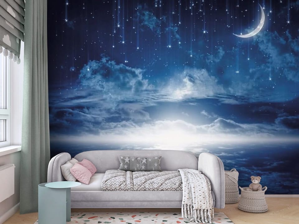 Fototapeta z księżycem i gwiazdami na ciemnym nocnym niebie z chmurami - ściana za kanapą w pokoju dziecka