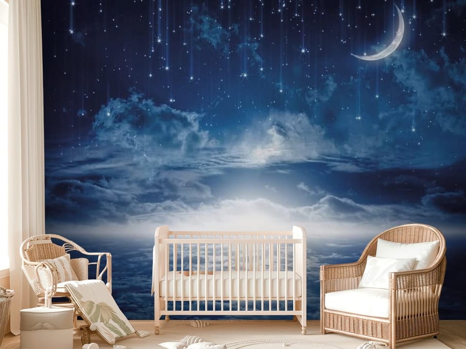 Fototapeta z księżycem i gwiazdami na ciemnym nocnym niebie z chmurami - ściana w przytulnym pokoju dziecięcym