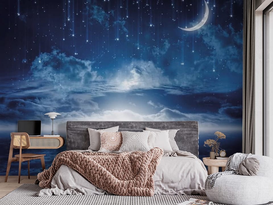 Fototapeta z księżycem i gwiazdami na ciemnym nocnym niebie z chmurami - sypialnia w stylu klasycznym z dużym oknem