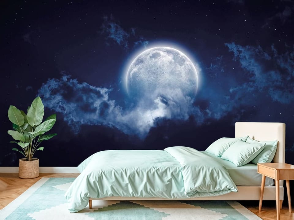Fototapeta przedstawiająca księżyc w pełni na tle nocnego nieba z gwiazdami - piękna inspiracja do sypialni