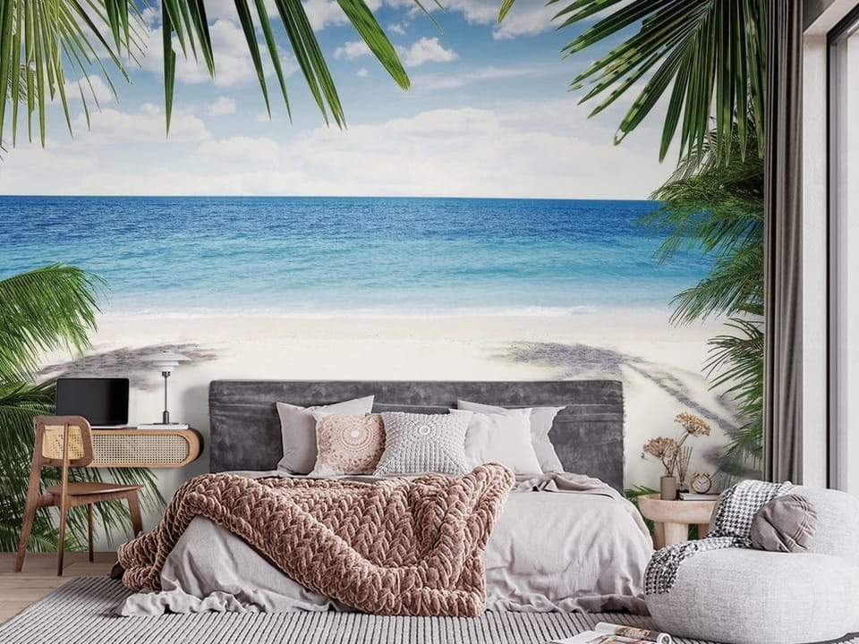 Fototapeta przedstawiająca plażę z palmami, ocean i niebo z chmurami - sypialnia w stylu klasycznym z dużym oknem