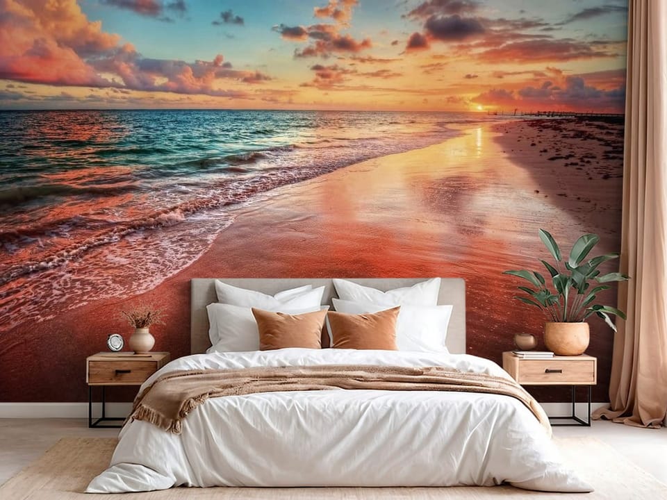 Fototapeta z plażą o zachodzie słońca, fale oceanu i mokry piasek - pomysłowe wykończenie jasnej sypialni