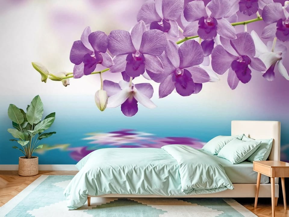 Fototapeta z fioletowymi orchideami nad spokojną wodą, pastelowe tło - piękna inspiracja do sypialni