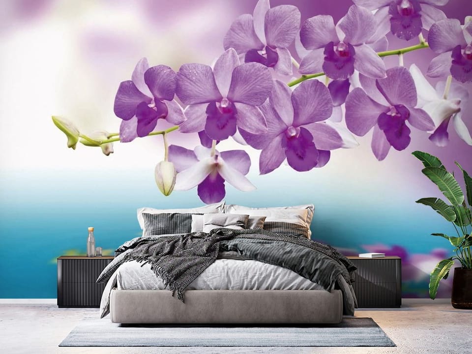 Fototapeta z fioletowymi orchideami nad spokojną wodą, pastelowe tło - ściana w eleganskiej sypialni