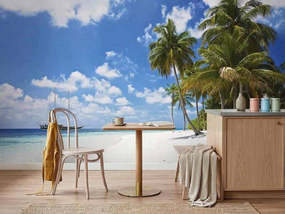 Fototapeta przedstawiająca plażę z palmami, ocean i błękitne niebo z chmurami - dekoracja ściany w przytulnej kawiarni