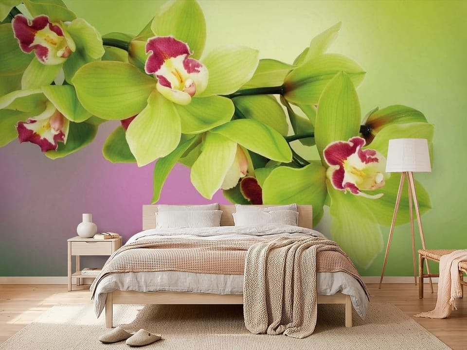Fototapeta z zielonymi orchideami i różowymi wnętrzami na gałęzi - nowoczesna aranżacja w sypialni