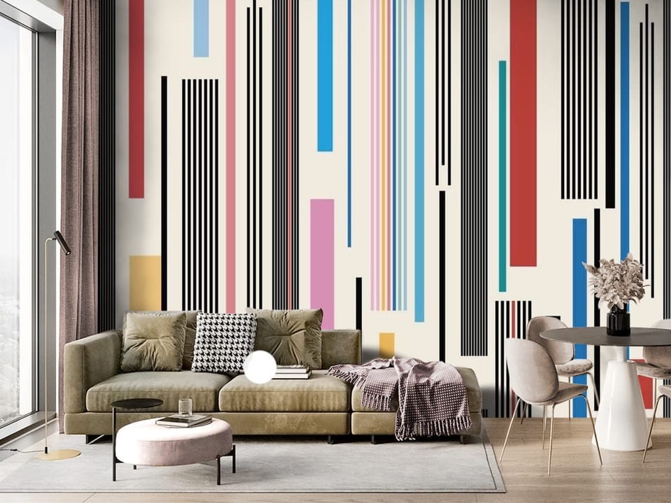 Fototapeta z kolorowymi pionowymi pasami i czarnymi liniami na jasnym tle - ściana akcentowa w salonie z dużym oknem