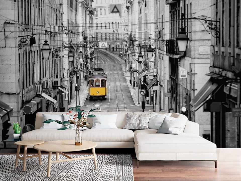 Fototapeta z żółtym tramwajem na wąskiej ulicy Starego Miasta - nowoczesna strefa chillout w salonie