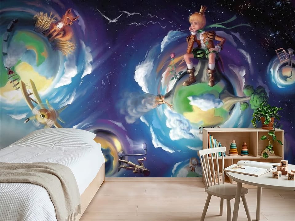 Fototapeta z postacią z koroną na planecie z drzewem i gwiazdami - inspiracja do pokoju dziecka