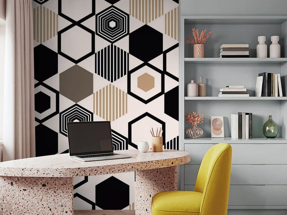 Fototapeta z geometrycznym wzorem heksagonów w czerni i brązie na jasnym tle - piękna inspiracja do biura