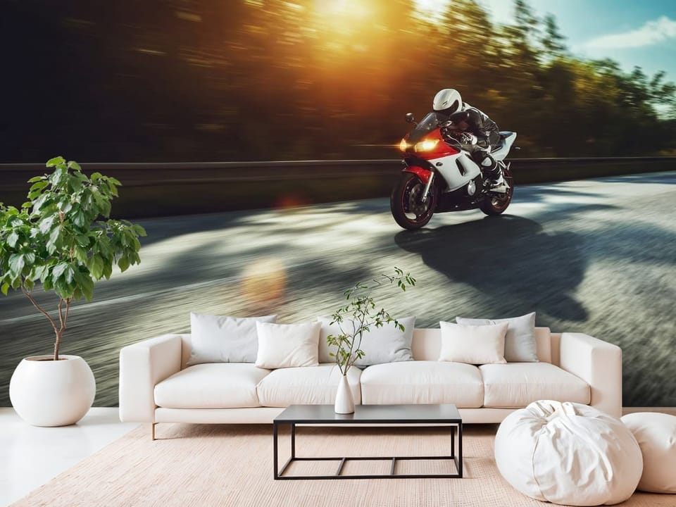Fototapeta z motocyklem w ruchu na asfaltowej drodze z drzewami - salon w białych kolorach