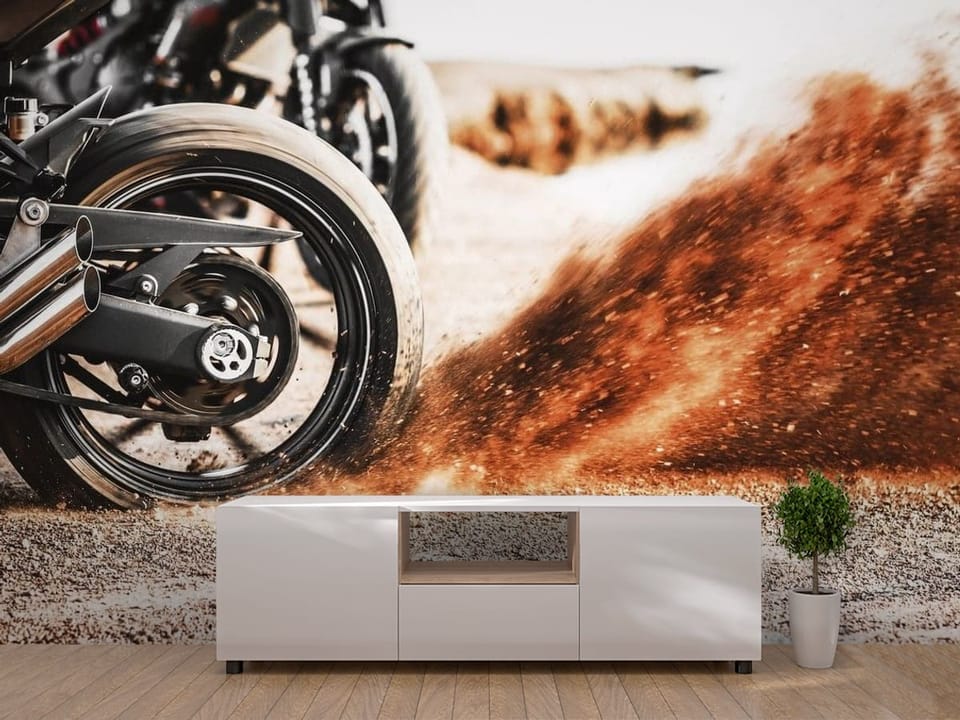 Fototapeta przedstawiająca motocykl w ruchu na piaszczystej drodze, z rozpryskującym się piachem. - pomysłowe wykończenie ściany w korytarzu