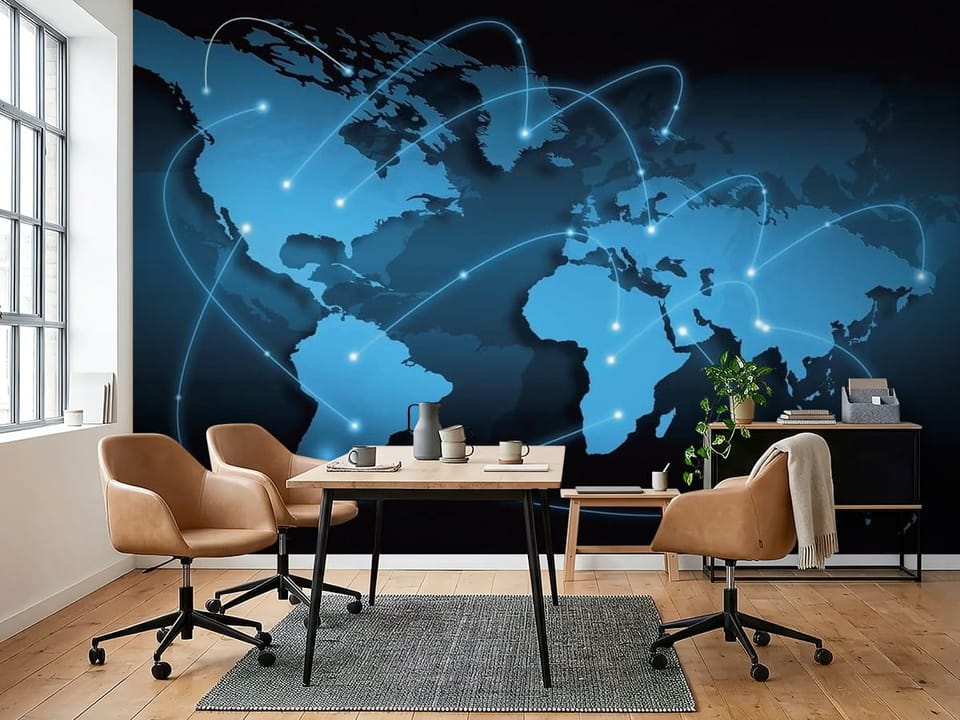 Fototapeta z mapą świata, niebieskie kontynenty, jasne linie połączeń - inspiracja do biura w ciepłych kolorach