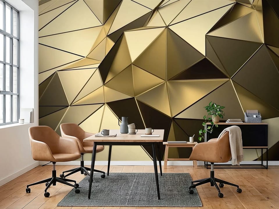 Fototapeta z geometrycznymi złotymi kształtami 3D w formie trójkątów - inspiracja do biura w ciepłych kolorach
