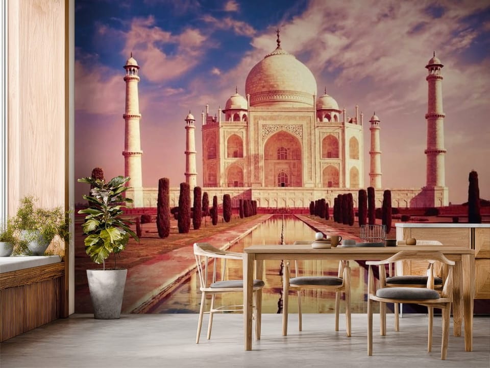 Fototapeta z Taj Mahal i jego odbiciem w długim basenie, otoczona symetrycznymi wieżami i drzewami - inspiracja do strefy jadalnianej w kuchni