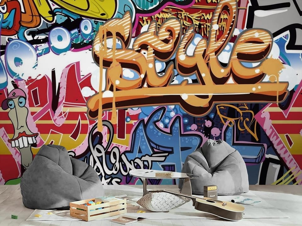 Fototapeta z kolorowym graffiti, dużymi literami i abstrakcyjnymi kształtami - inspiracja do pokoju nastolatka