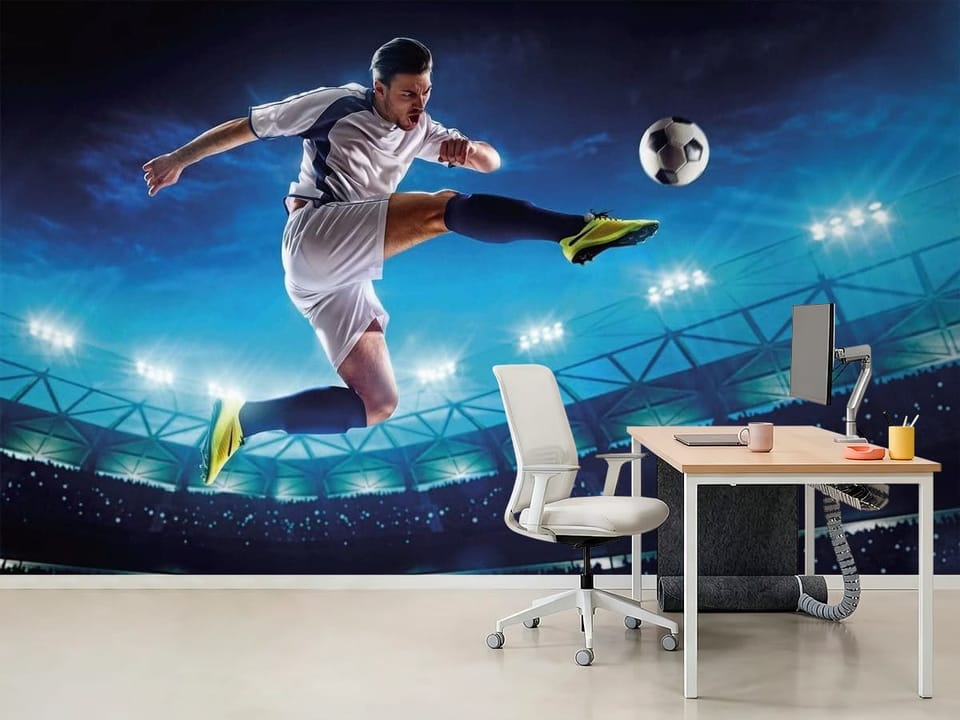 Fototapeta z piłkarzem kopiącym piłkę na oświetlonym stadionie nocą - dekoracja ściany w minimalistycznym biurze