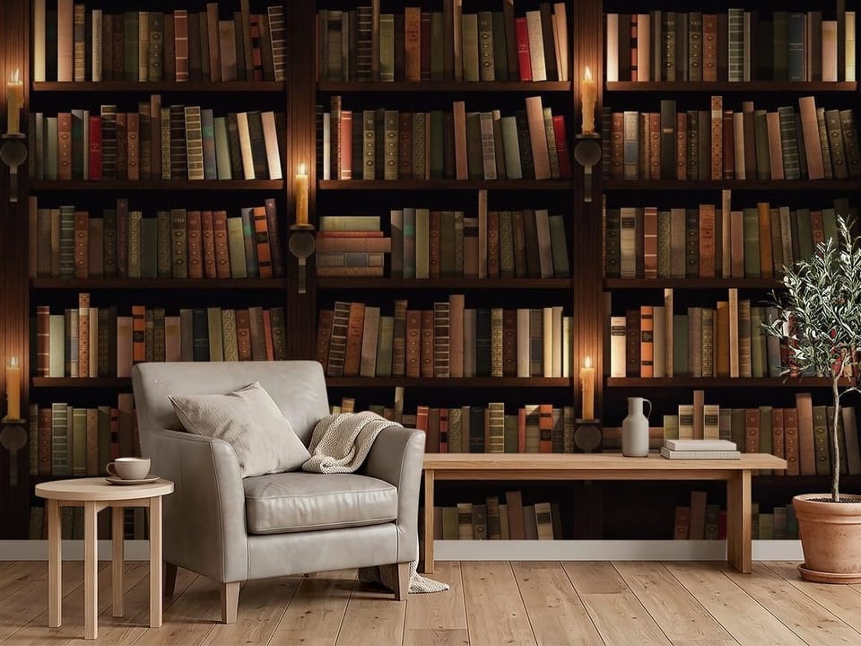 Fototapeta z drewnianą biblioteczką i kolorowymi książkami - przytulny kącik w biurze