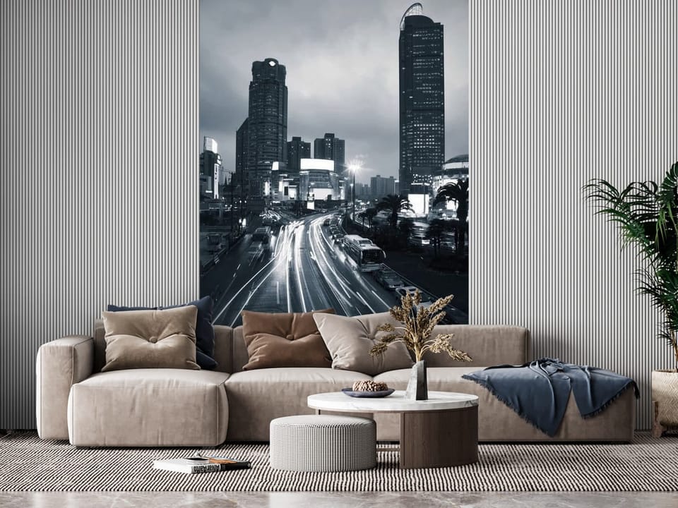 Fototapeta przedstawiająca nocną panoramę miasta z wysokimi wieżowcami i smugami świateł samochodów. - inspiracja do pięknego salonu