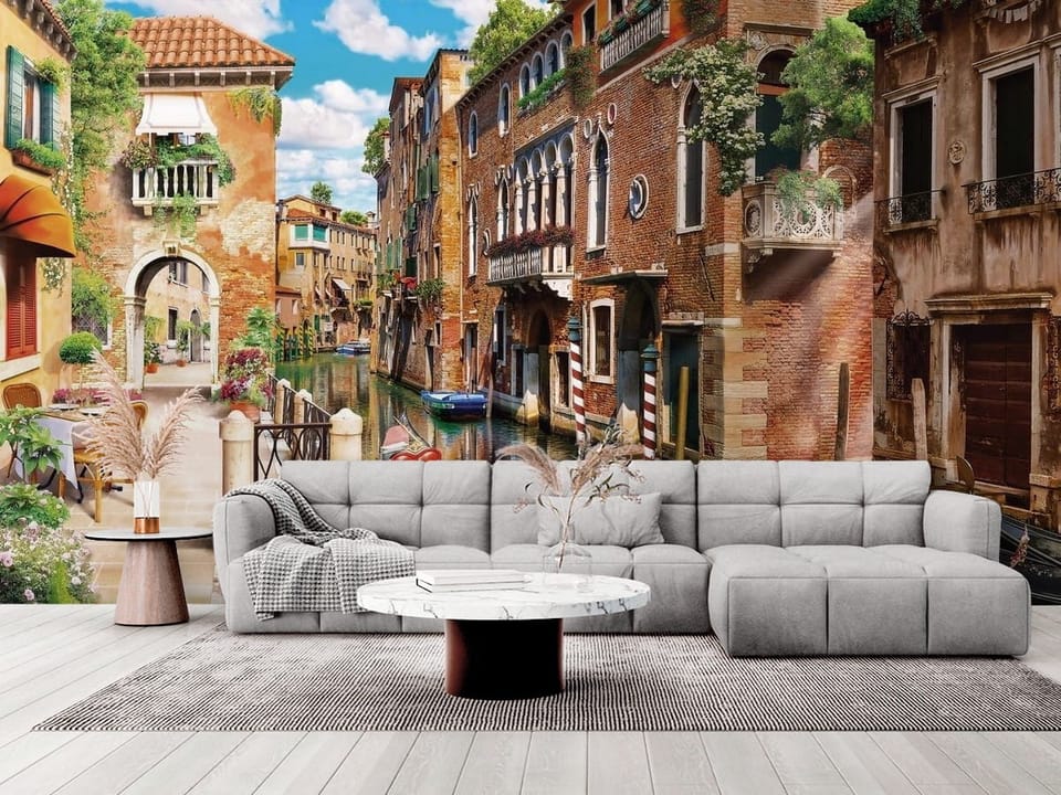 Fototapeta przedstawiająca wąski kanał w Wenecji z gondolą i starymi kamienicami. - elegancki salon w stylu minimalistycznym