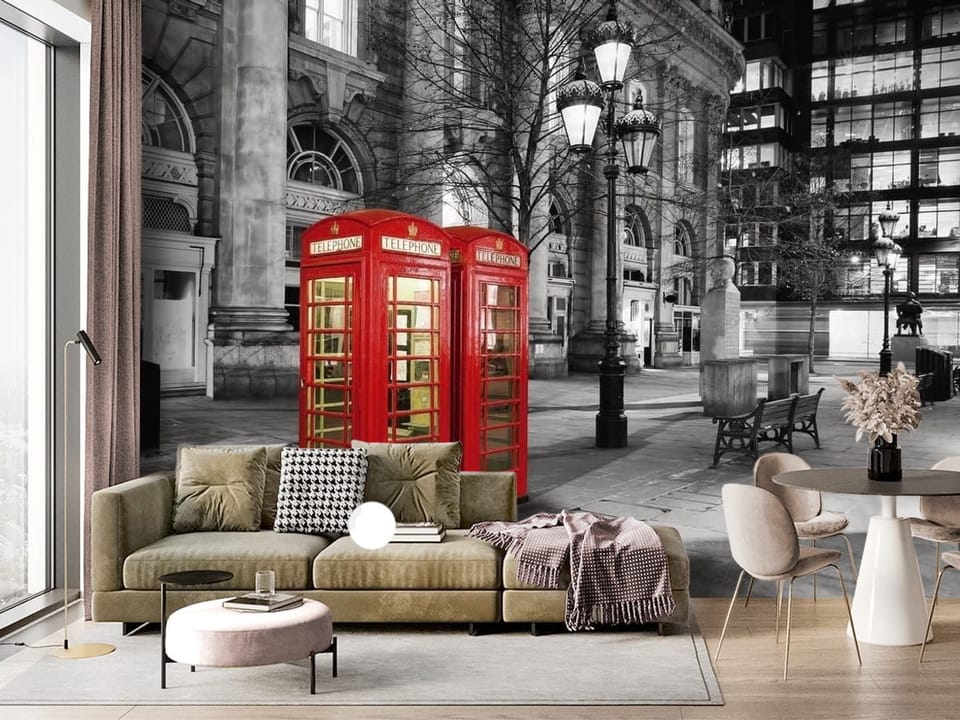 Fototapeta z czerwonymi budkami telefonicznymi w Londynie - ściana akcentowa w salonie z dużym oknem