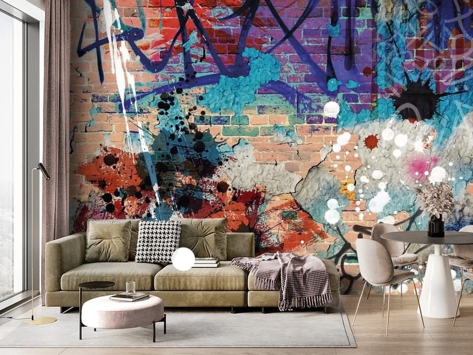 Fototapeta z czerwoną ceglaną ścianą i kolorowym graffiti - ściana akcentowa w salonie z dużym oknem