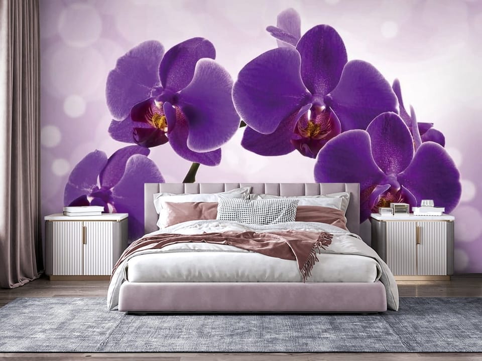Fototapeta z fioletowymi kwiatami orchidei na rozmytym tle - nowoczesna aranżacja za łóżkiem w sypialni