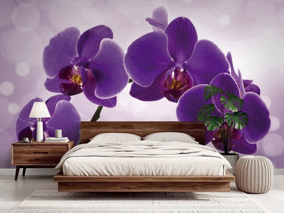 Fototapeta z fioletowymi kwiatami orchidei na rozmytym tle - sypialnia boho z łóżkiem drewnianym