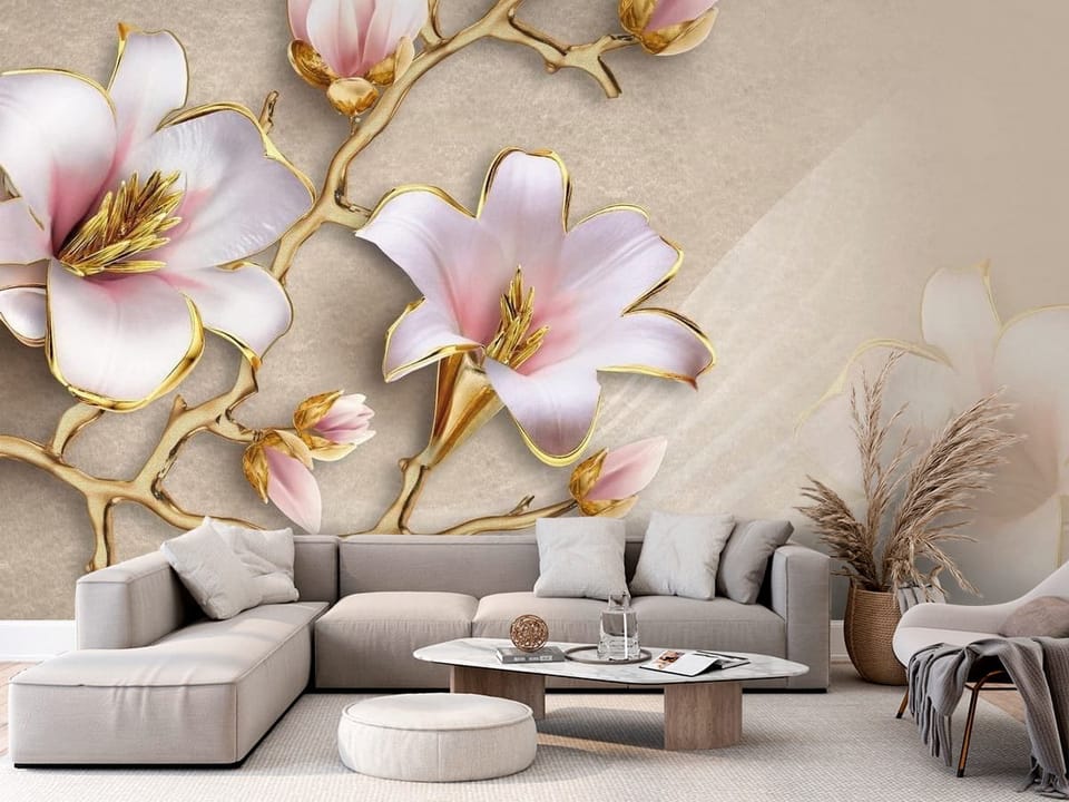 Fototapeta z dużymi kwiatami magnolii, złote akcenty na jasnym tle - aranżacja w przytulnym salonie