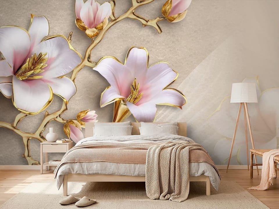Fototapeta z dużymi kwiatami magnolii, złote akcenty na jasnym tle - nowoczesna aranżacja w sypialni