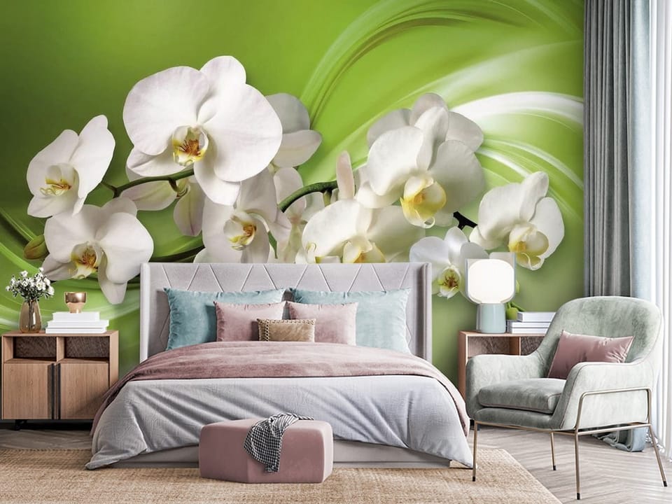 Fototapeta z białymi orchideami na zielonym tle z falistymi wzorami - przytulna aranżacja za łóżkiem w sypialni