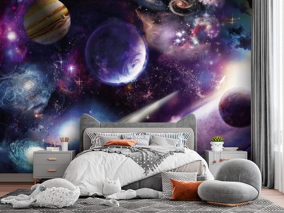 Fototapeta z planetami w przestrzeni kosmicznej, jasne gwiazdy i kolorowe mgławice - widok za łóżkiem w pokoju nastolatka