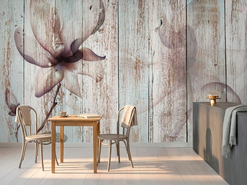 Fototapeta z dużym kwiatem magnolii na tle drewnianych desek - widok na ścianę w minimalistycznej kawiarni