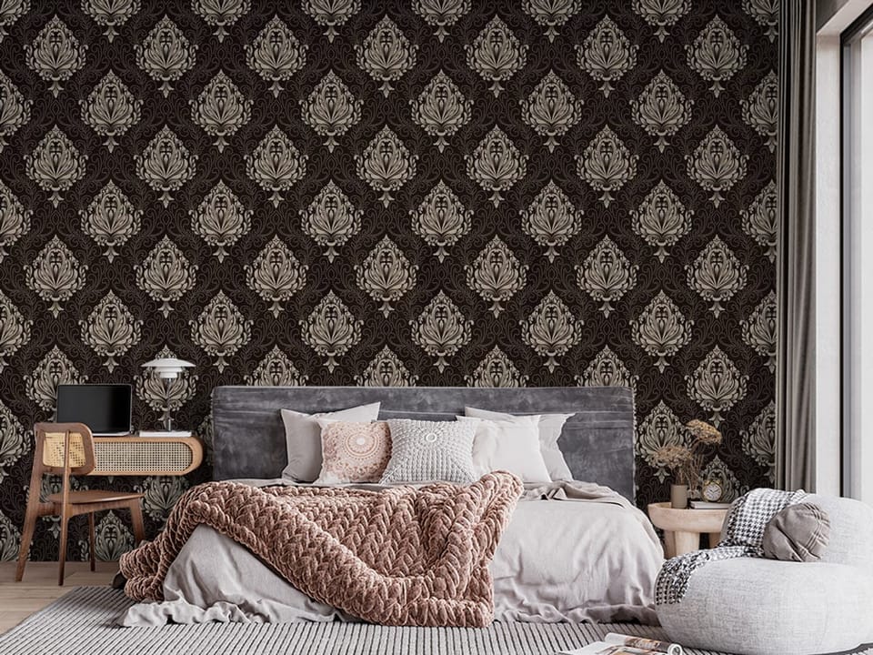 Fototapeta z barokowym wzorem na ciemnym tle z jasnymi ornamentami - sypialnia w stylu klasycznym z dużym oknem