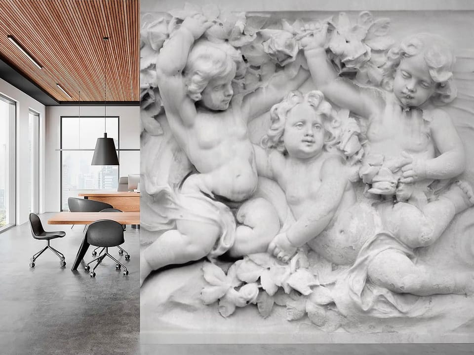 Fototapeta z trzema aniołkami w płaskorzeźbie, otoczonymi kwiatami - ściana akcentowa w biurze