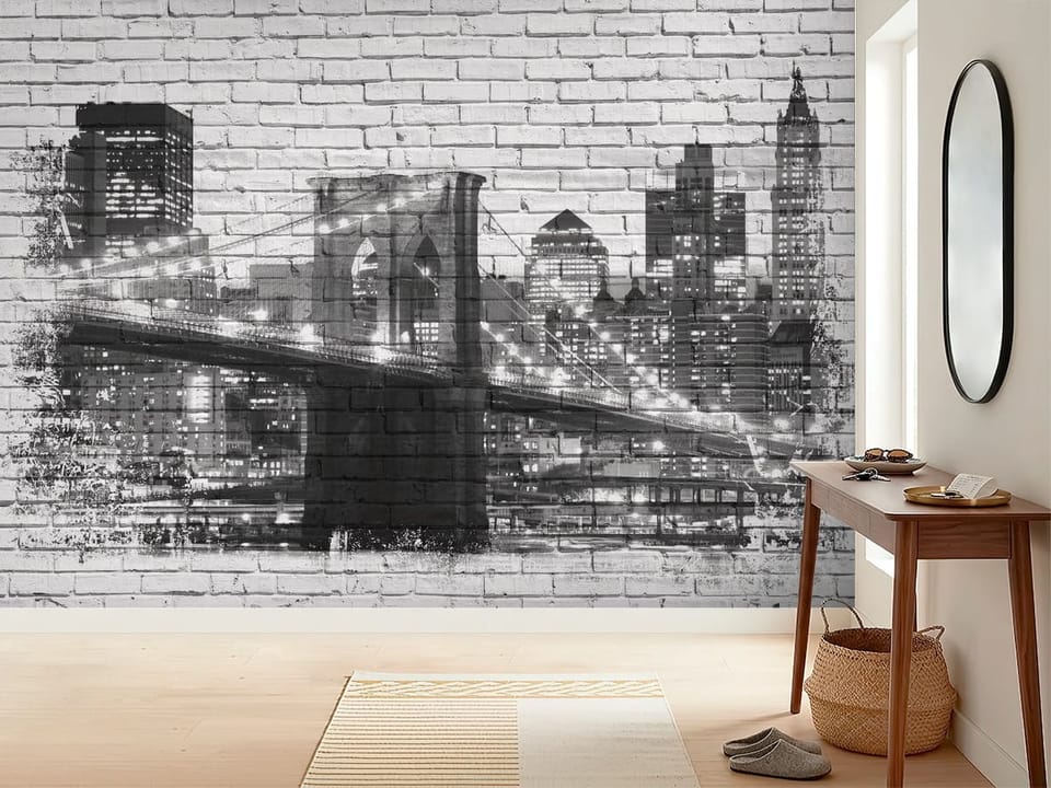 Fototapeta z mostem oświetlonym nocą na tle wieżowców i ceglanej ściany - inspiracji do minimalistycznego przedpokoju