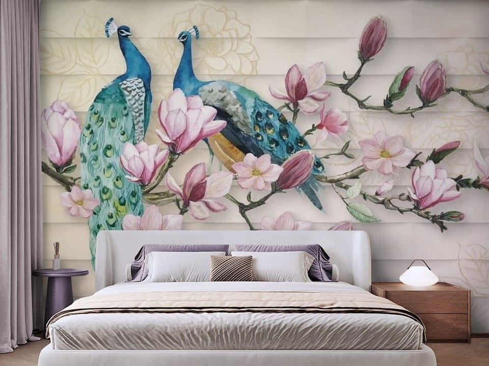 Fototapeta z dwoma pawiami na gałęzi magnolii w pastelowych kolorach - przytulna aranżacja w sypialni