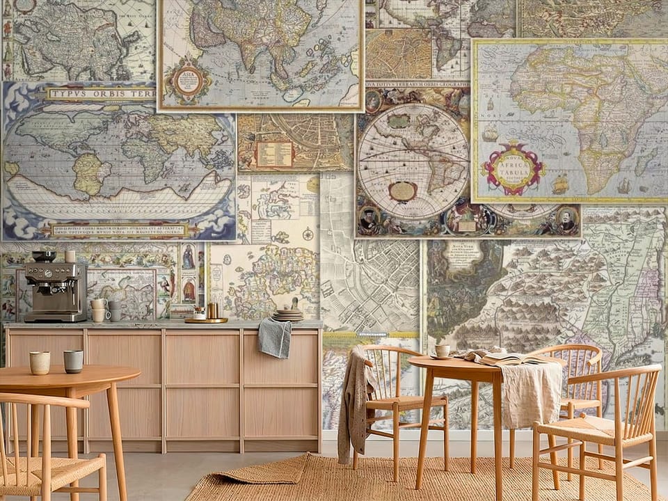 Fototapeta z kolażem starych map świata, bogato zdobiona detalami - kompozycja ściany z drewnianymi meblami w kawiarni