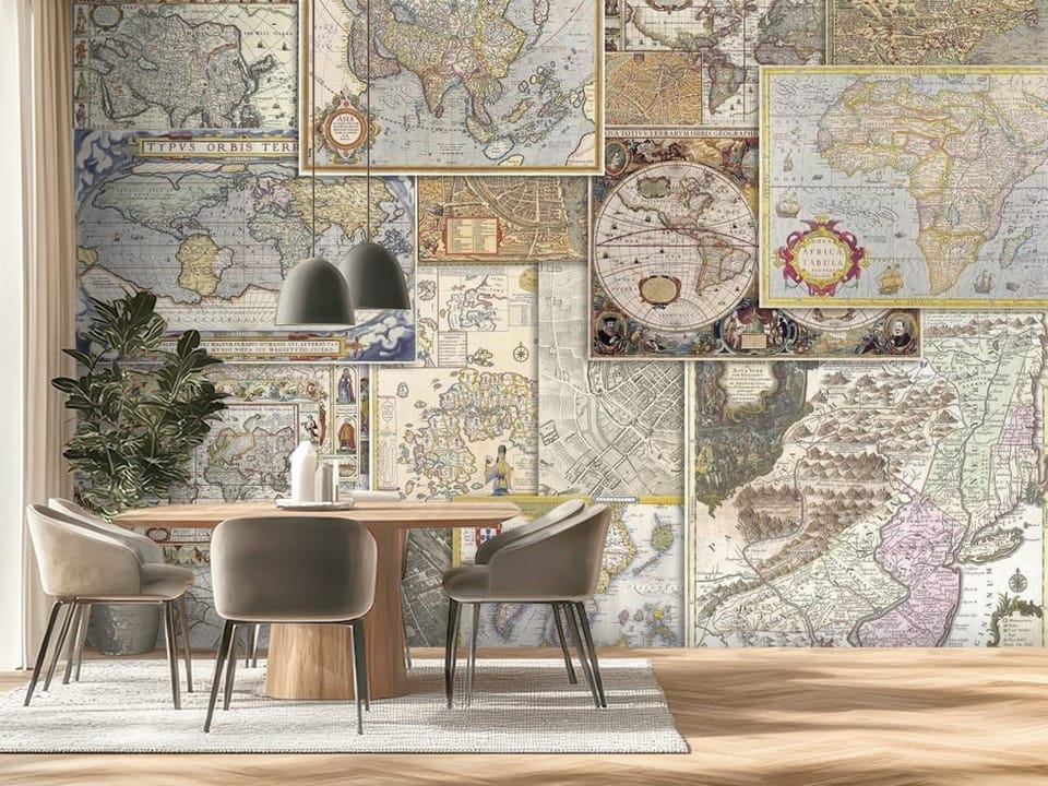 Fototapeta z kolażem starych map świata, bogato zdobiona detalami - ściana za stołem w nowoczesnej kuchni