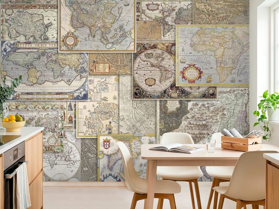 Fototapeta z kolażem starych map świata, bogato zdobiona detalami - widok na ścianę w jasnej kuchni