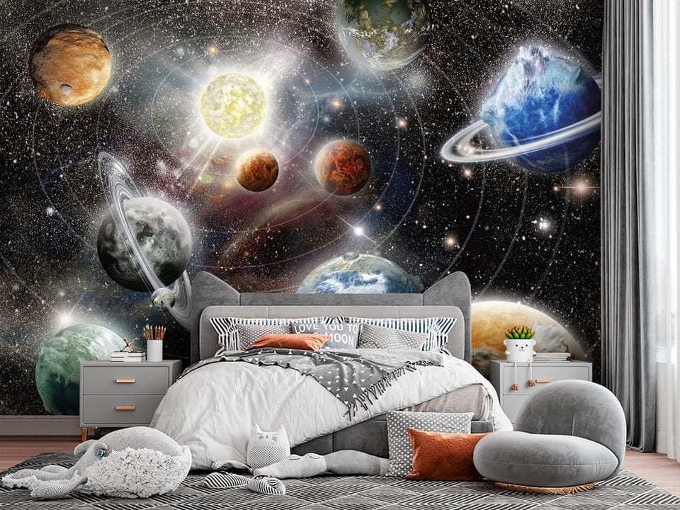 Fototapeta z planetami i gwiazdami w kosmosie, słońce w centrum - widok za łóżkiem w pokoju nastolatka