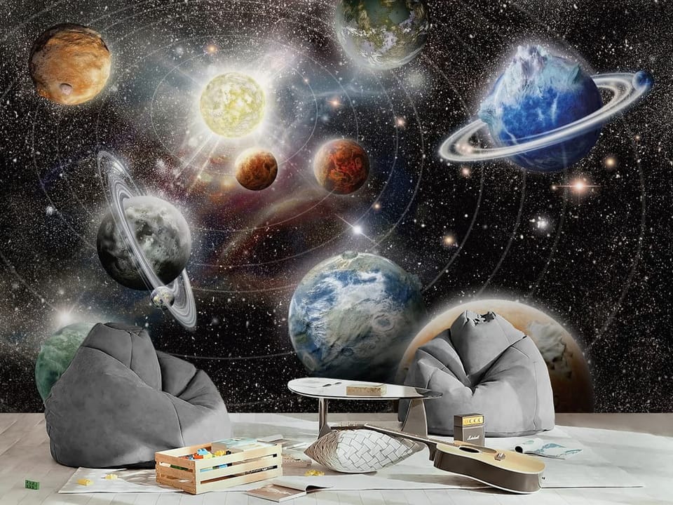 Fototapeta z planetami i gwiazdami w kosmosie, słońce w centrum - inspiracja do pokoju nastolatka