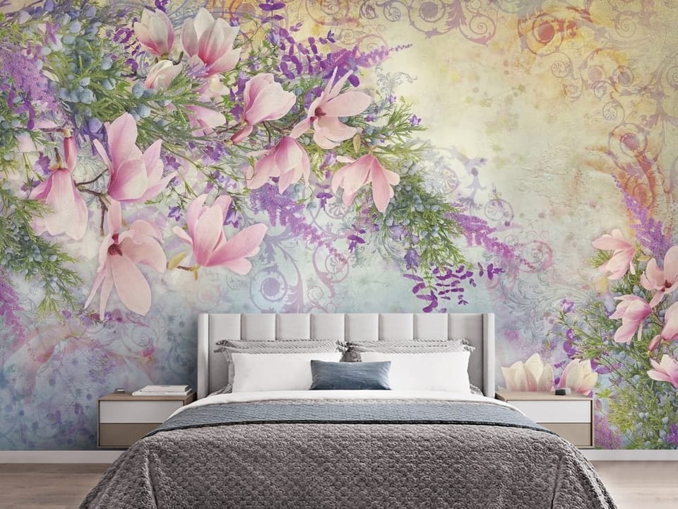 Fototapeta z kwiatami magnolii i lawendy na pastelowym tle - aranżacja w przytulnej sypialni