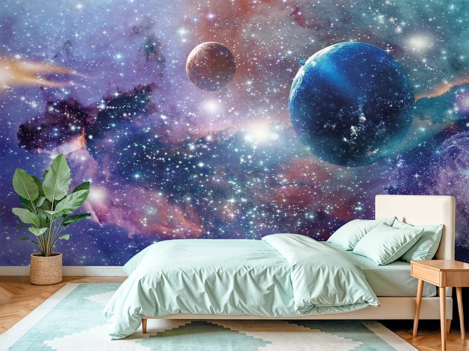 Fototapeta z planetami w kosmicznej przestrzeni, mgławica i gwiazdy - piękna inspiracja do sypialni