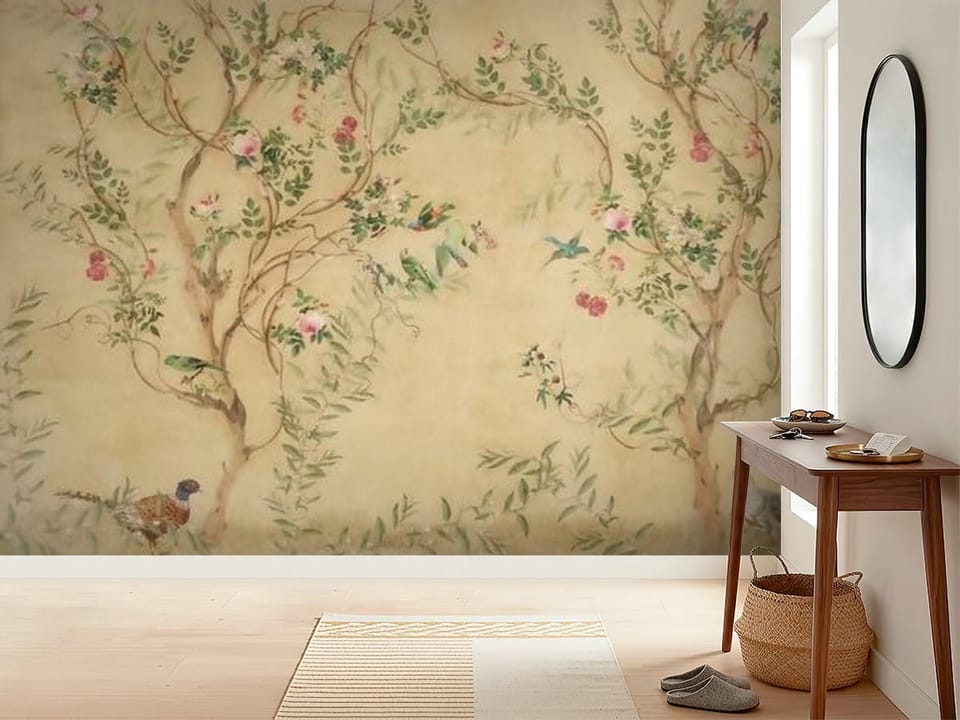 Fototapeta z drzewami, różowymi kwiatami i ptakami na jasnym tle - inspiracji do minimalistycznego przedpokoju