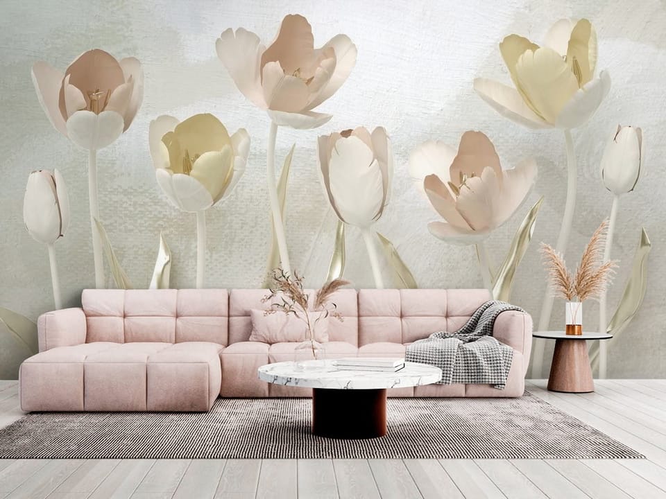 Fototapeta z dużymi tulipanami o pastelowych płatkach i złotych liściach - salon w jasnych kolorach