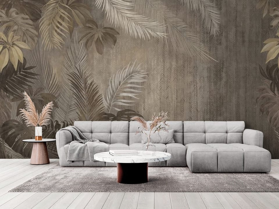Fototapeta z dużymi liśćmi tropikalnych roślin na tle w odcieniach brązu i beżu - elegancki salon w stylu minimalistycznym