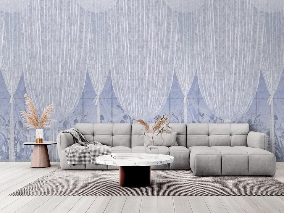 Fototapeta z białymi zasłonami, oknem i roślinami na niebieskim tle - elegancki salon w stylu minimalistycznym